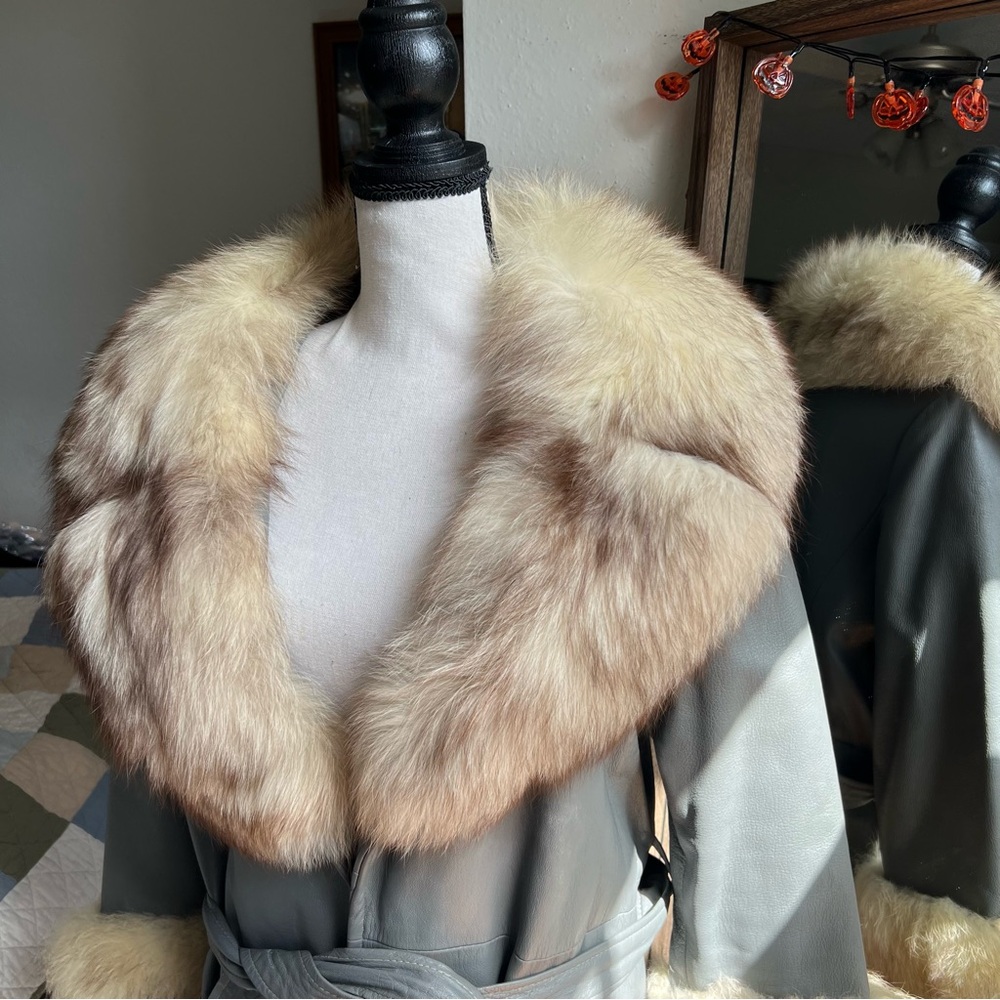 Just Sold: Vintage 1960s Gray Blue Leather Coat with Fox Fur Trim Lane Bryant - Picture 4 of 15